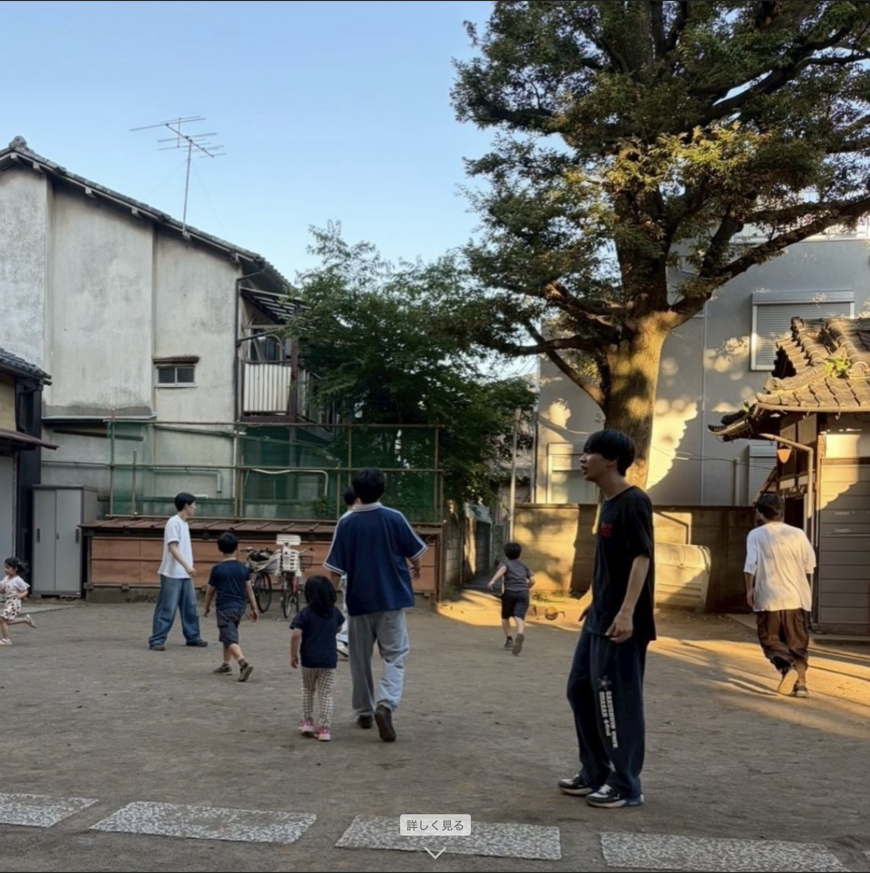神社の境内で、子どもたちとスタッフが一緒に体を動かすようす